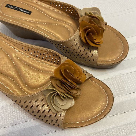 Good Choice Juliet Gold Metallic -Floral Rosettes Wedge Slide Sandals size 8.5 - Picture 4 of 4